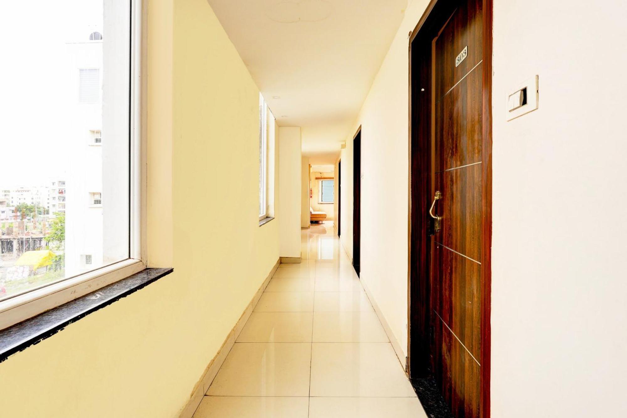 Super Hotel O Mahanadu Formerly Akshaya Bheemas Vijayawāda Екстериор снимка